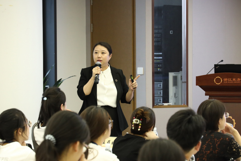 浙江大學(xué)經(jīng)濟(jì)學(xué)院、國(guó)際聯(lián)合商學(xué)院全國(guó)優(yōu)秀大學(xué)生夏令營(yíng)到浙江東方參訪 何欣.jpg